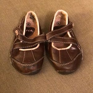 Brown circo baby shoes